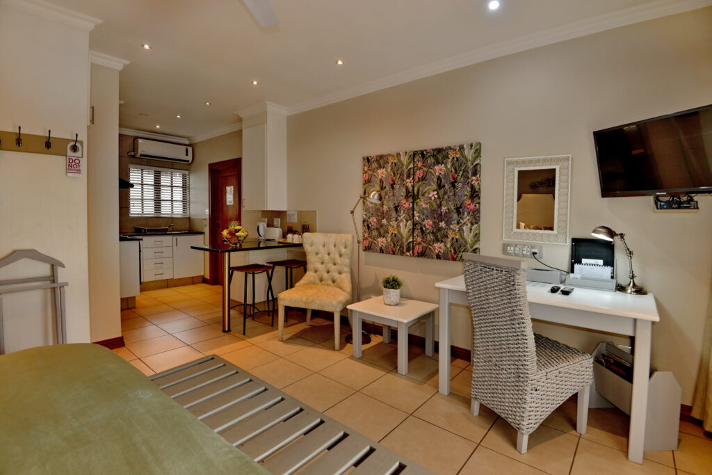 Self-catering room with a bed and kitchen area